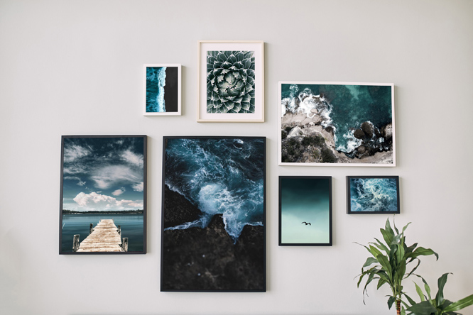 Perete de tablouri cu tonuri de albastru