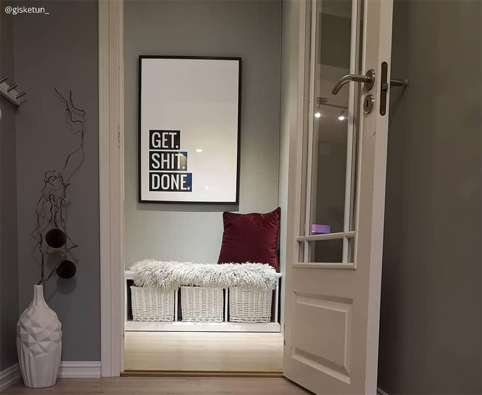 Poster mare alb-negru cu text – decor în hol