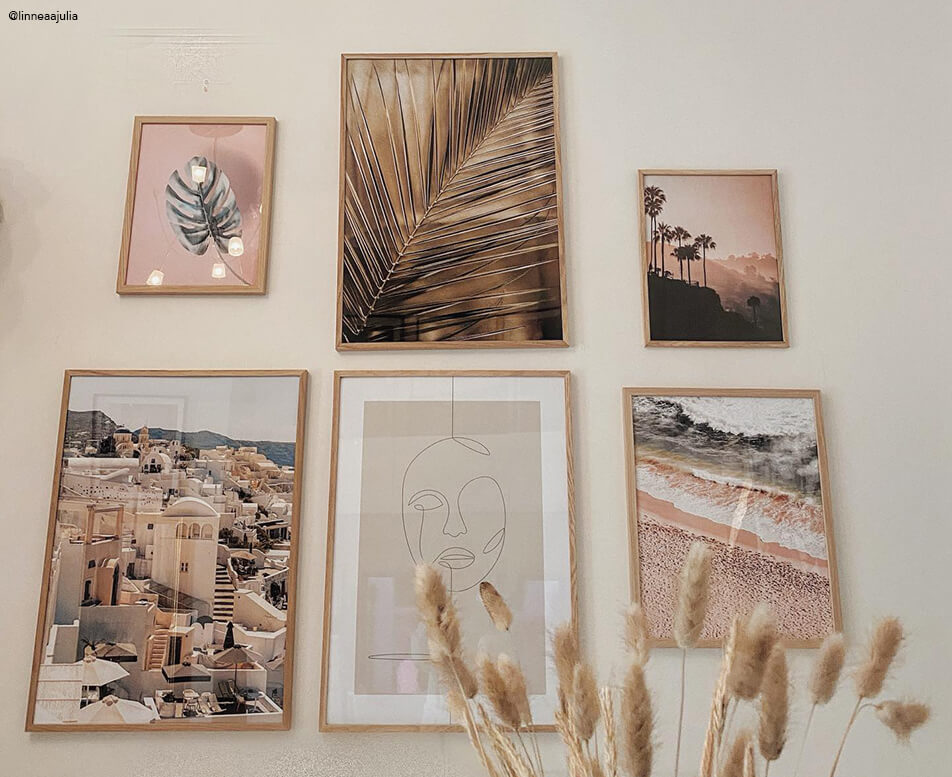 Tavelvägg med ekramar och jordnära motiv