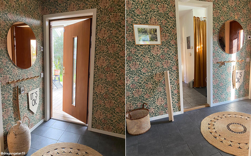 Blommig tapet i hall, rund spegel med tonat glas