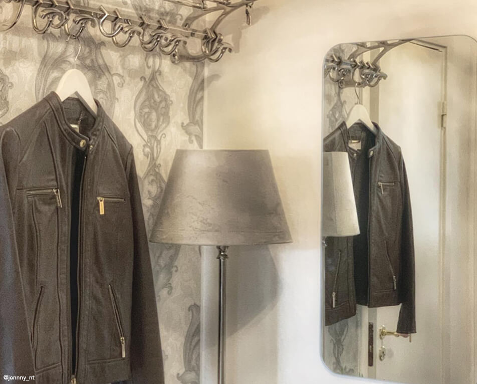 Hallinredning - hatthylla och krokar i metall, rektangulär spegel och grå lampa