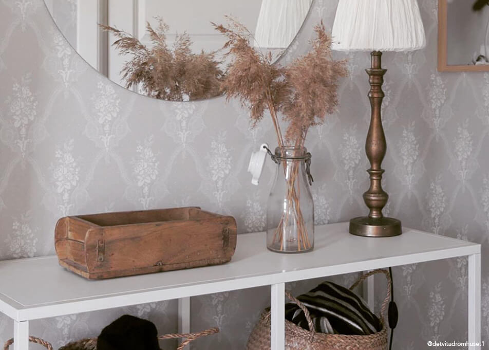 Hallinredning - småförvaring i träskål, rund spegel, lampa i brons