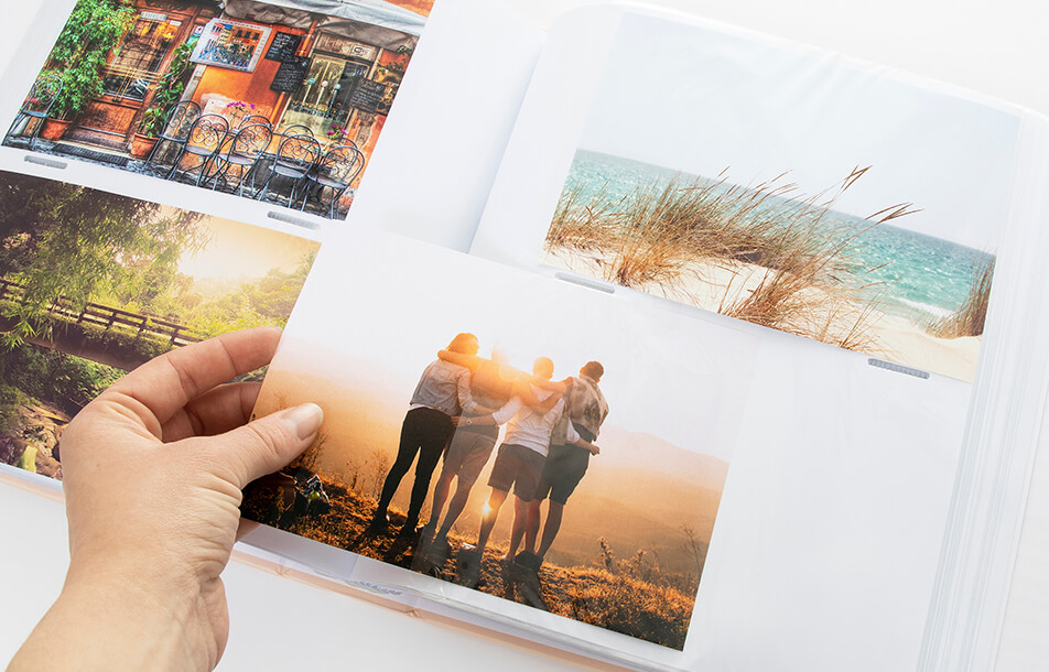 Album foto deschis cu buzunare din plastic și fotografii