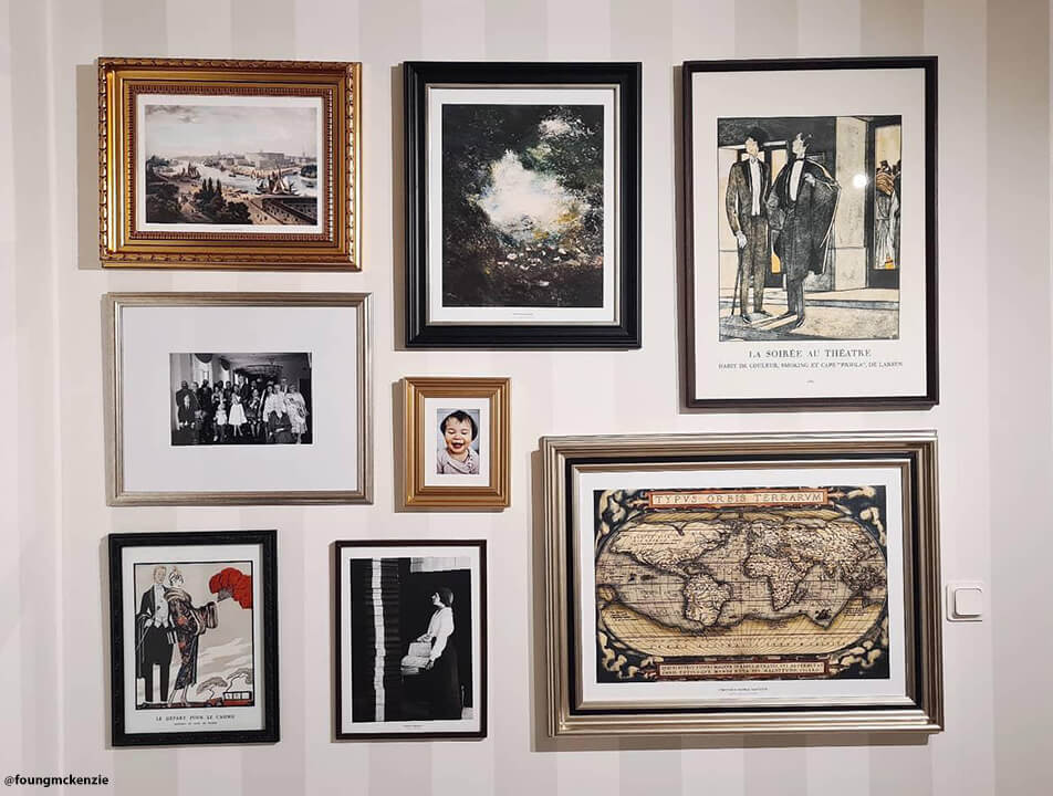 Perete cu tablouri în living