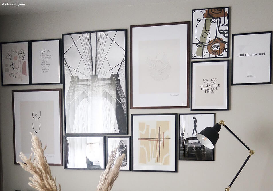 Stor tavelvägg ovanför soffa i vardagsrum