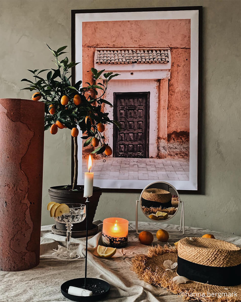 Aranjament decorativ în tonuri calde și naturale - oglindă de masă rotundă